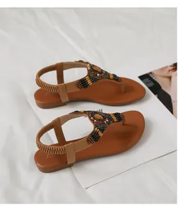 Λεπτομέρεια από boho σανδάλια πλατφόρμες με χειροποίητες χάντρες και πολύτιμους λίθους