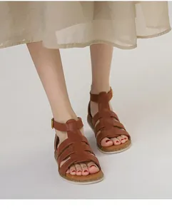 Detail brauner Römersandalen mit Kreuzriemen-Design und weicher Korkstruktur-Sohle