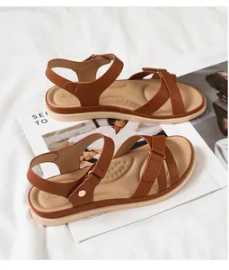 Details von braunen Kunstleder-Sandalen mit rutschfester Massagetextur und Metallschnallen