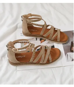 Detail von khakifarbenen gewebten Römersandalen mit Fersenreißverschluss und Knöchelriemen