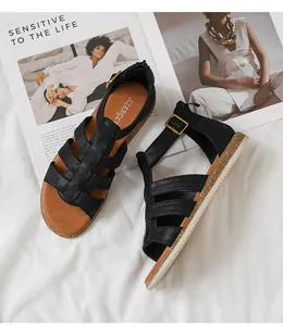 Detailansicht schwarzer Riemchensandalen mit goldener Schnalle und Kork-Optik Sohle