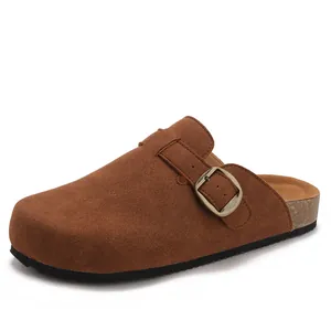 Klassische braune Wildleder-Clogs mit verstellbarer Schnalle und bequemer Korksohle