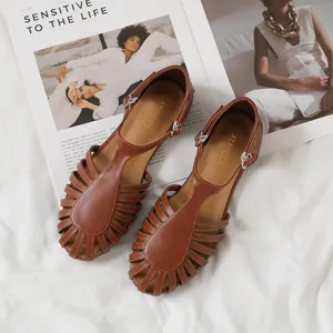 Retro bruine gevlochten Romeinse sandalen met platte zolen en T-bandje met gespsluiting