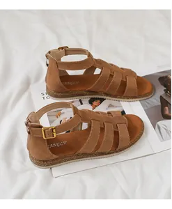 Detailansicht brauner Veloursleder-Riemchensandalen mit Korksohle und Reißverschluss hinten