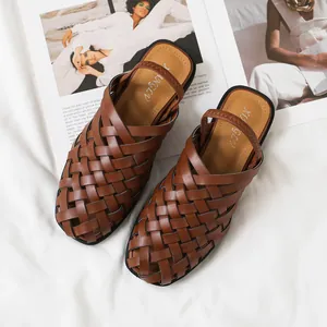 Sandalias romanas tejidas a mano en color marrón con tiras elásticas en tela blanca