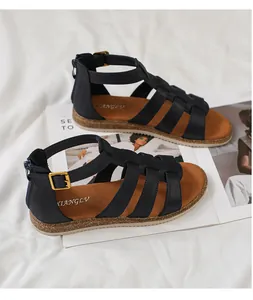 Detail von schwarzen Gladiator-Sandalen mit Metallschnalle und Reißverschluss hinten