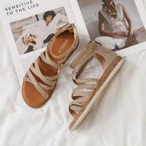 Schicke beige geflochtene Römersandalen für Damen mit flacher Sohle und Reißverschluss