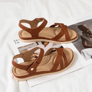 Braune Leder-Römersandalen mit verstellbaren Riemen und dicker Polstersohle auf Magazin