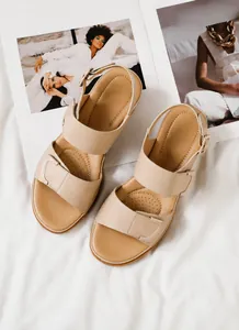 Detailansicht beige Keilsandaletten mit dekorativer Schnalle und strukturierter Decksohle