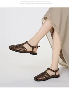 Dettaglio di sandali huarache in pelle testa di moro intrecciati a mano con fibbia regolabile
