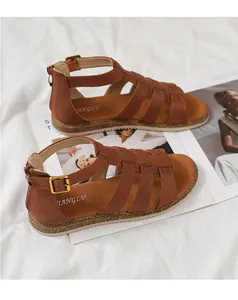 Detailansicht brauner Gladiator-Sandalen mit Riemen und verstellbarem Schnallenverschluss