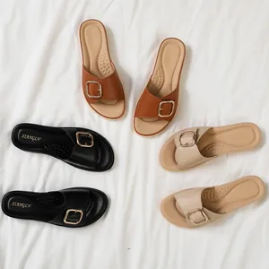 Flache Pantoletten für Damen mit Metallschnalle in Schwarz, Braun und Beige Tönen