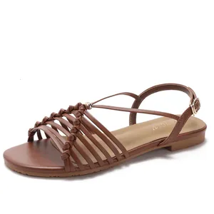 Sandalias planas marrón vintage francés con tiras de cuero y hebilla dorada