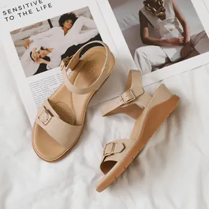Sandali con zeppa beige da donna con fibbia metallica e suola platform minimalista