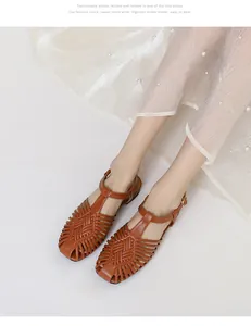Dettaglio di sandali in pelle marrone intrecciata a mano con cinturino e design romano retrò