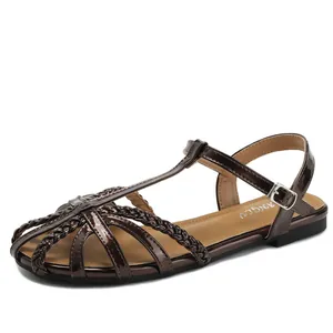 Vintage dunkelbraune geflochtene flache Sandalen für Damen mit T-Riemen und Schnallenverschluss