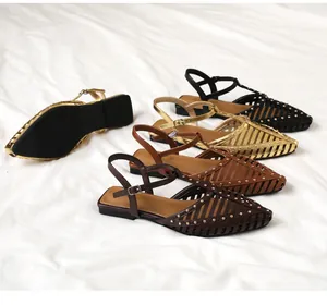 Detailansicht der Römersandalen mit Nieten und Hohlmuster in Schwarz, Gold und Braun