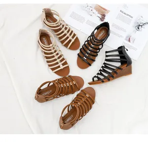 Bovenaanzicht van wedge sandalen in zwart beige bruin met houtlook sleehakken