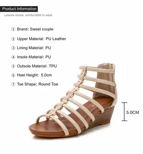 Detail van crème sleehak sandalen met gouden strik gespen en een hakhoogte van 5cm