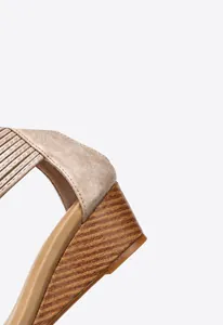 Primer plano de sandalias de cuña beige con tacón de plataforma de 5 cm efecto madera