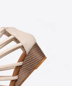 Detailweergave van de 5,0 cm sleehak met retro houtnerftextuur op zomersandalen