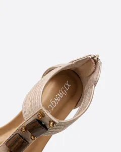 Detalle de la plantilla acolchada cómoda y tachuelas metálicas en las sandalias