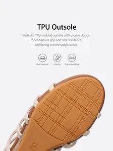Detail van de antislip TPU-zool van de crème Romeinse sandalen met maat 36 markering