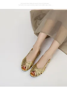 Tragebeispiel der goldenen Metallic-Riemchen-Sandalen mit flacher Sohle im Gladiator-Stil