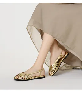 Detailansicht der goldmetallic Römersandalen mit Kreuzriemen und offener Zehenpartie