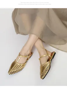 Detailansicht der goldenen spitzen Käfigsandalen mit Nietenverzierung und T-Riemen