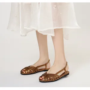 Details flache Sandalen in Metallic-Braun mit geflochtenen Riemen und Knöchelriemen