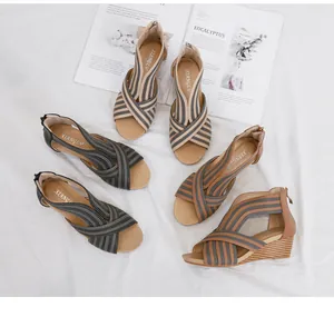 Vista piatta di sandali boho con zeppa e cinturini elastici a righe multicolori vivaci