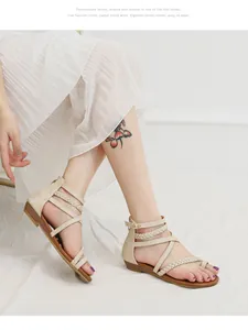 Détail de sandales romaines beige avec brides tressées et fermeture éclair arrière