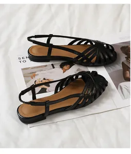 Detail der schwarzen Riemchen-Römersandalen mit überkreuztem Leder-Käfig-Design
