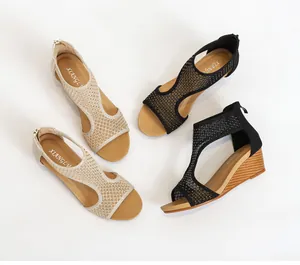 Detail van sleehak sandalen met mesh hol bovenwerk en ritssluiting aan de achterkant