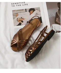 Detailansicht der bronzenen Römersandalen mit geflochtenen Metallriemen und Slingback-Design