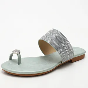 Sandales plates vert menthe pour femmes avec ornement en strass et bride rayée