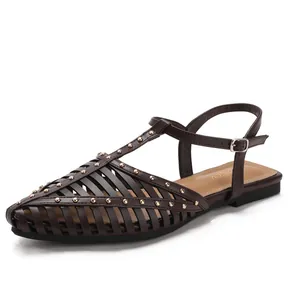 Damen Vintage Braune Nieten-Römersandalen mit Schnalle und flacher Sohle