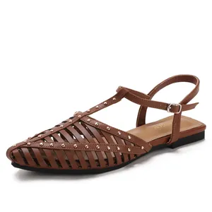 Braune Vintage-Römersandalen mit goldenen Nieten und T-Riemen-Spitzschuh-Design