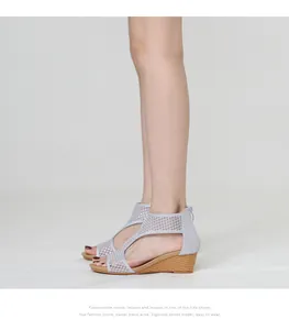 Zijaanzicht van zilveren mesh sleehak sandalen met open teen en ritssluiting