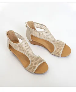 Detail van glitter mesh bovenwerk met strass-accenten en sleehak met houtstructuur