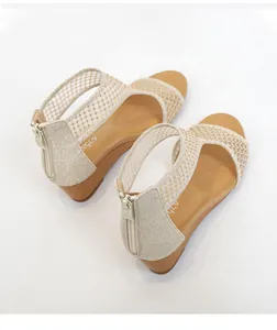 Detail van het mesh bovenwerk met strass-steentjes en rits op de sleehak sandalen voor dames
