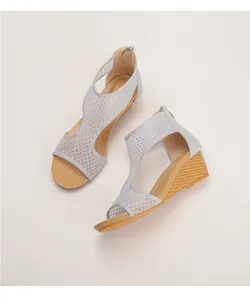 Detail van zilveren mesh sleehak sandalen met ademende stof en ritssluiting achter