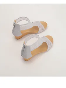 Detail van zilveren mesh sandalen met open teen, sleehak en rits aan de achterkant