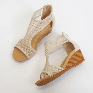 Wedge sandalen voor dames met mesh bovenwerk, strass steentjes en open teen vismond ontwerp