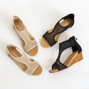 Dames sleehak sandalen met ademend mesh bovenwerk en plateauzool in zwart en goud