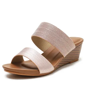 Sandali estivi con zeppa e cinturini rosa metallizzato con suola effetto legno