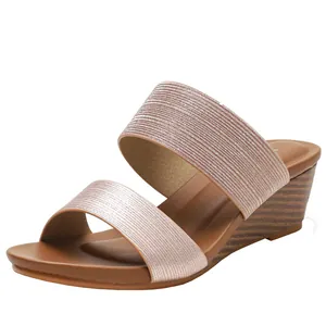Sandali con zeppa da donna in oro rosa con cinturini metallici e tacco effetto legno