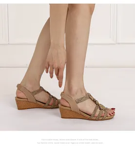 Detalle de tiras tejidas a mano con cuentas de colores en sandalias de cuña boho