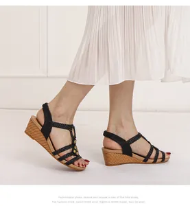 Detalle de sandalias de cuña bohemias con correas trenzadas y adornos circulares